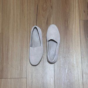 CLARKS slip-on tan/beige suede flats
